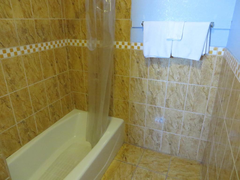 New Gage Motel Los Angeles Room photo